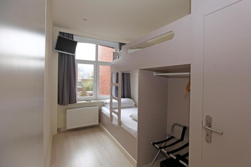 Family suite with bunk beds image 3