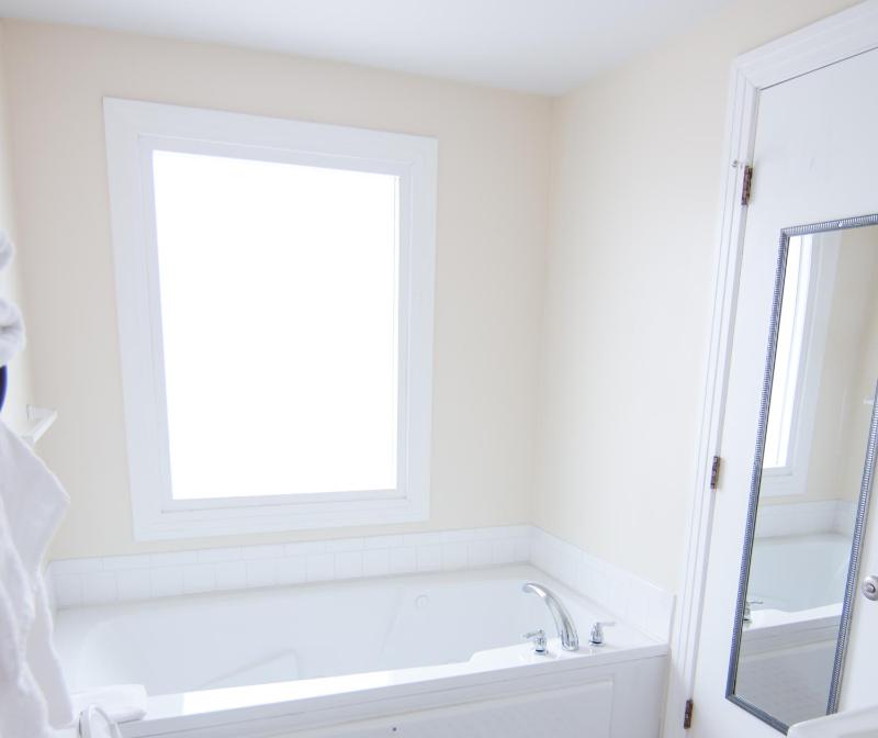 King with Limited Ocean View, Spa Tub and Balcony image 3