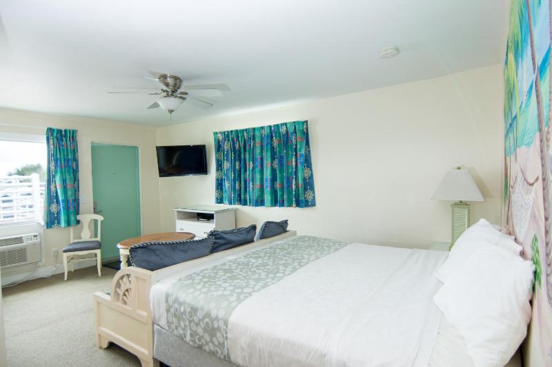 King with Limited Ocean View, Spa Tub and Balcony image 2