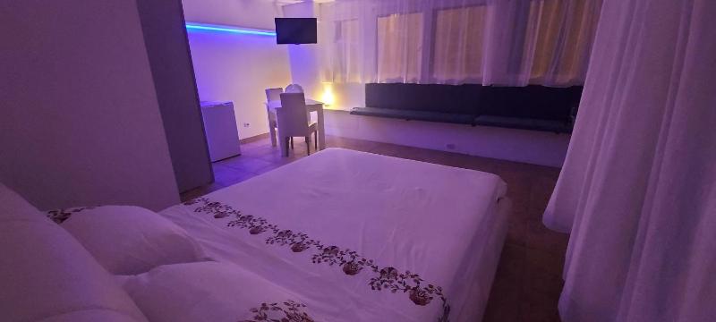 Economy Double Room image 4