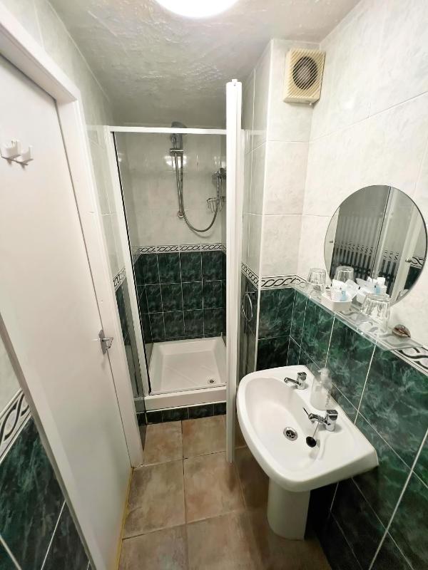 Large Double Room image 3