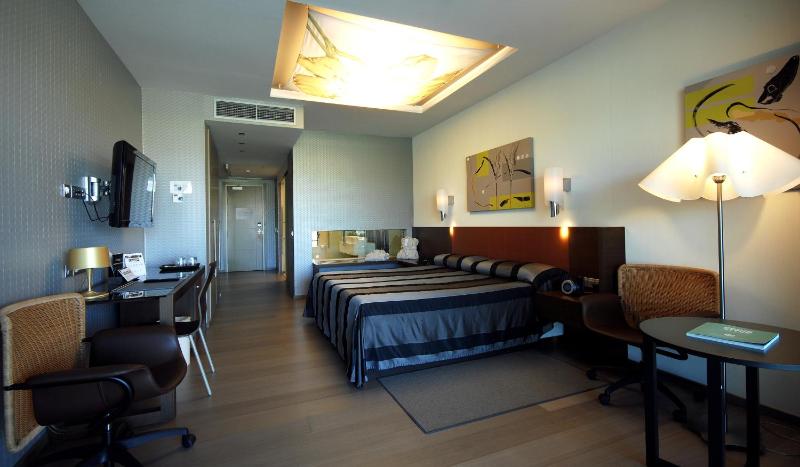 Standard Double or Twin Room image 4