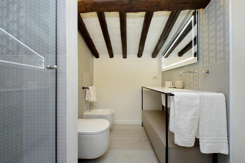 Double Room image 3