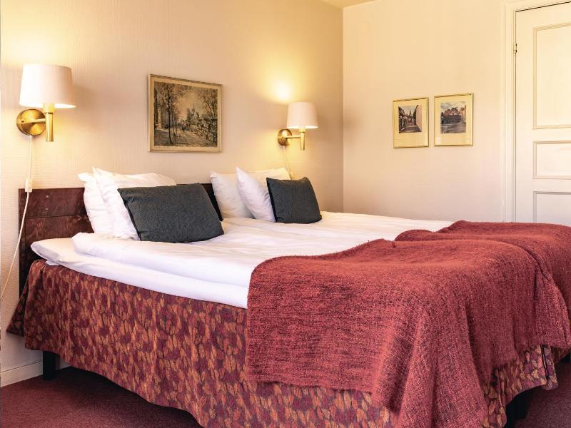Economy Twin Room image 4