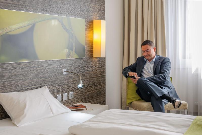 Standard Double Room image 3