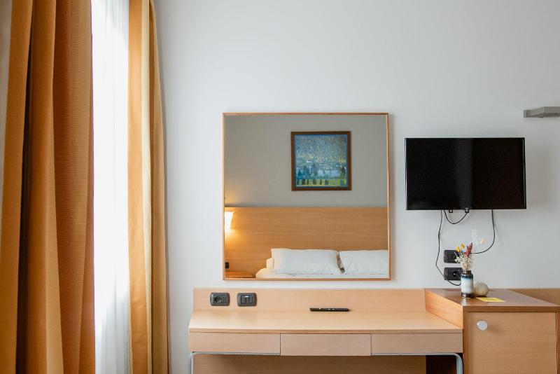 Classic Double Room image 4