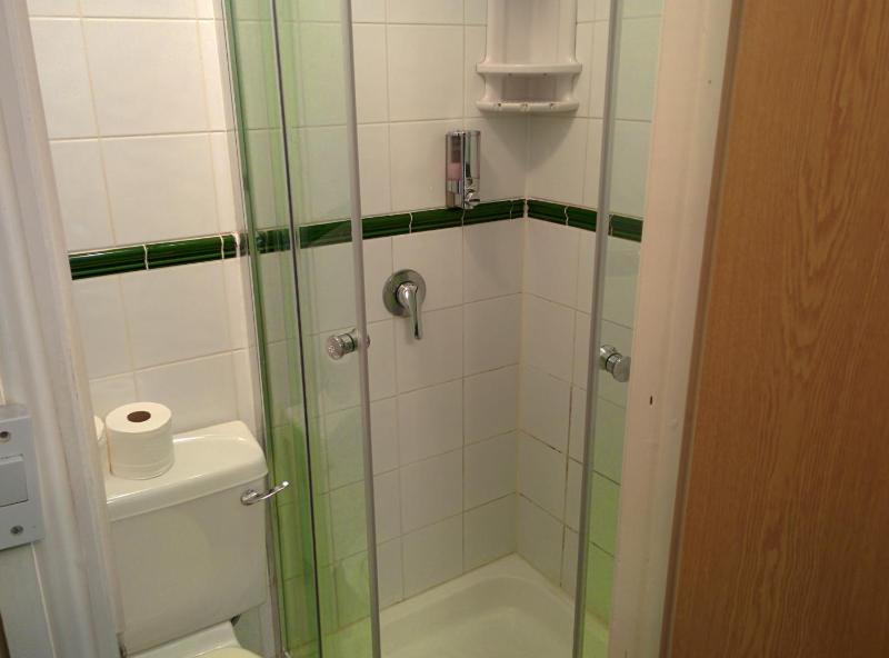 Twin Room image 3
