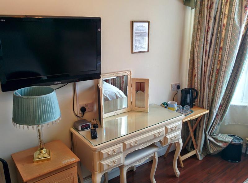 Twin Room image 2