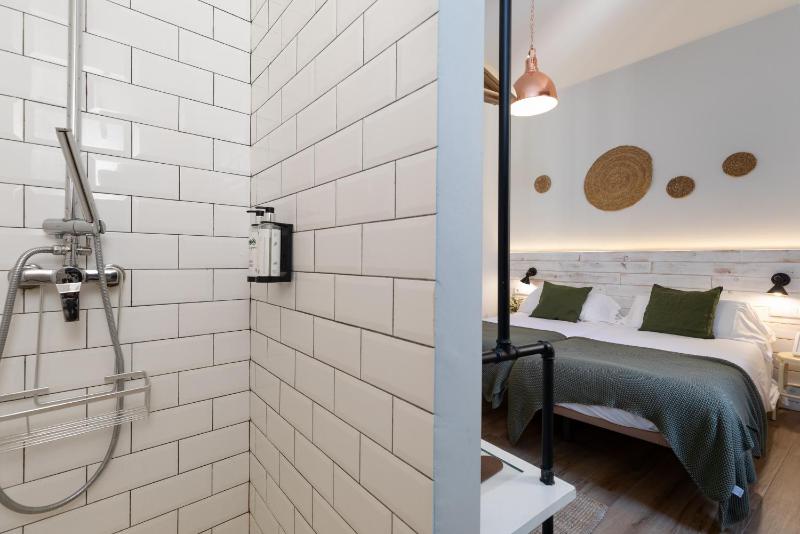 Double or Twin Room image 4