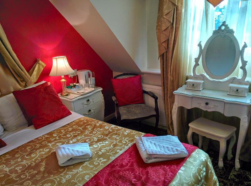 Double Room image 4