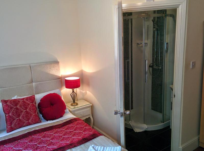 Double Room image 3
