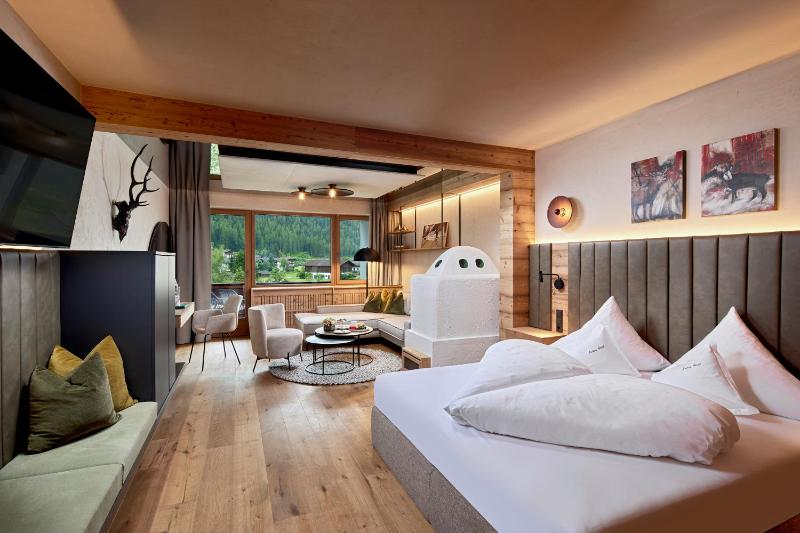 Deluxe Double Room with Mountain View image 1