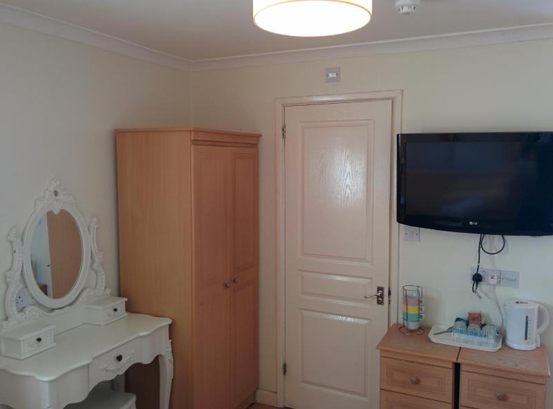 Family Room image 3