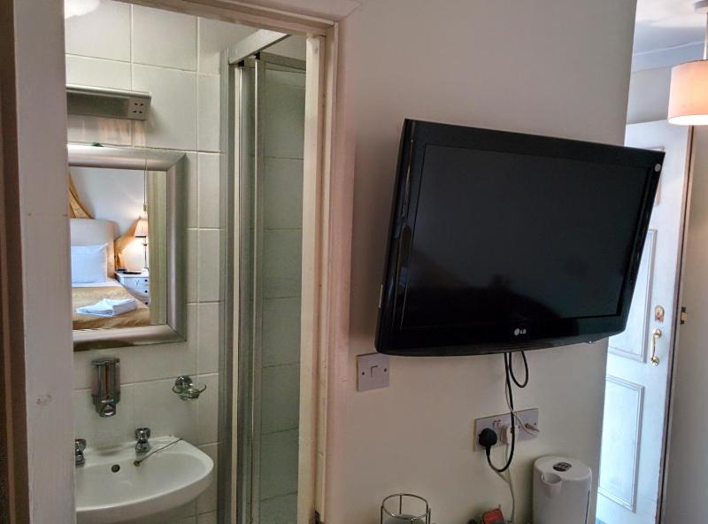 Family Room image 2