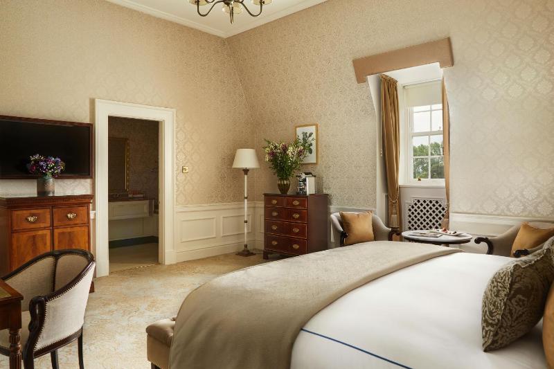 Deluxe Double or Twin Room image 3