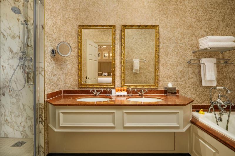 Deluxe Double or Twin Room image 4