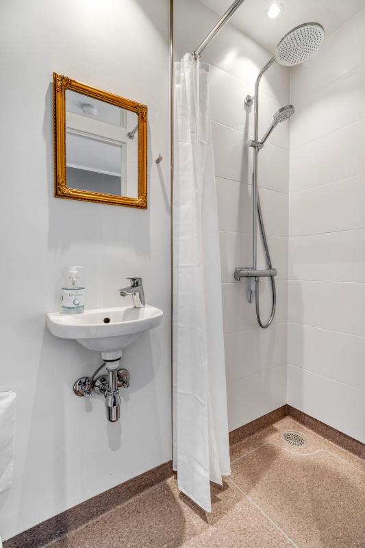 Twin Room with Private Bathroom image 2