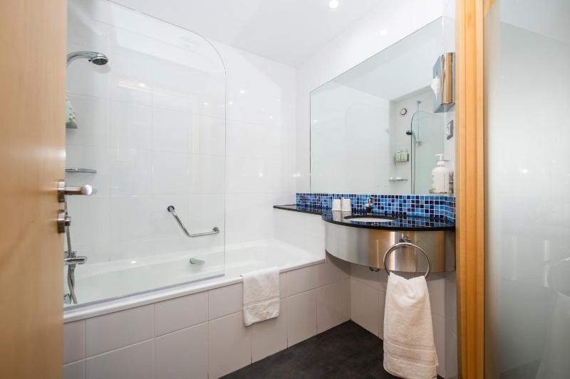 Standard Twin Room image 1
