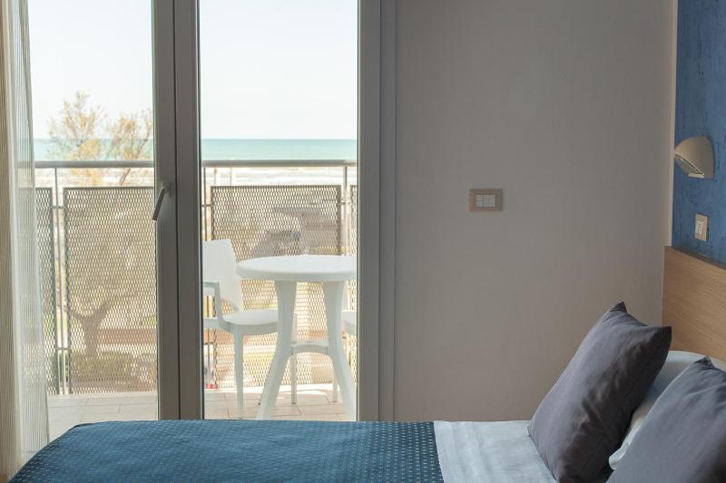 Deluxe Double Room with Balcony image 4