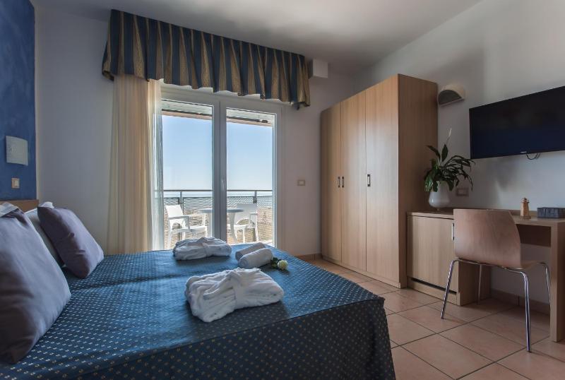 Deluxe Double Room with Balcony image 3