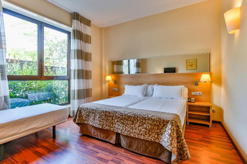Twin Room with Extra Bed image 4