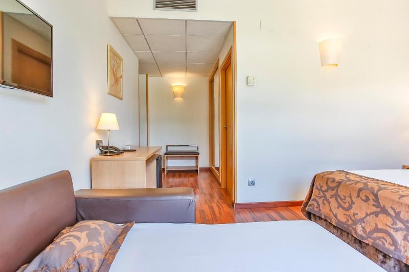 Quadruple Room (2 Adults + 2 Children) image 1