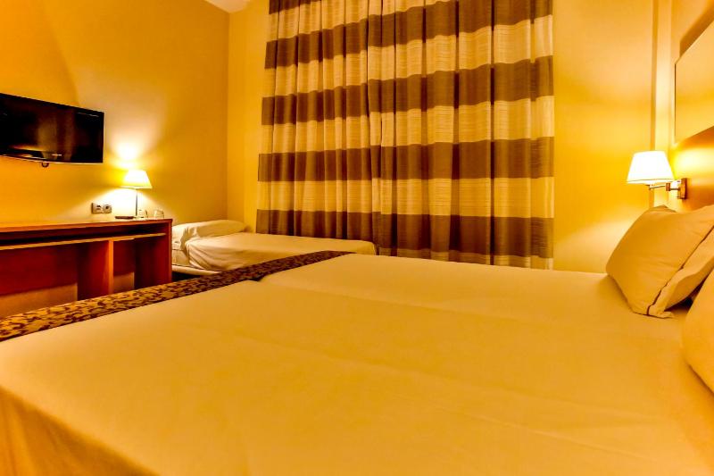 Twin Room with Extra Bed image 3