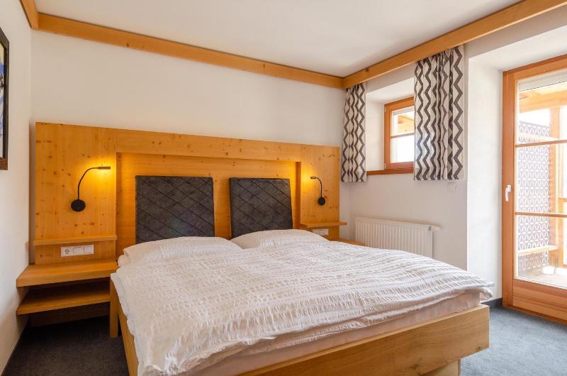 One-Bedroom Apartment image 4