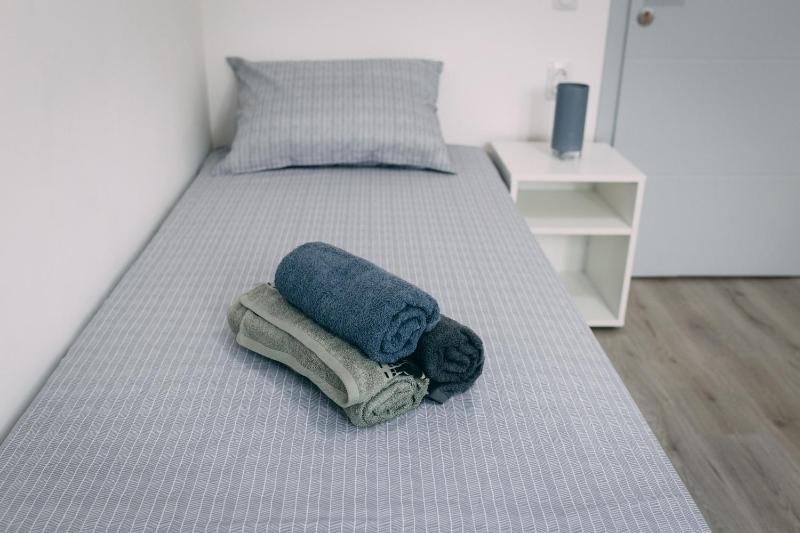 Single Room with Bathroom image 2