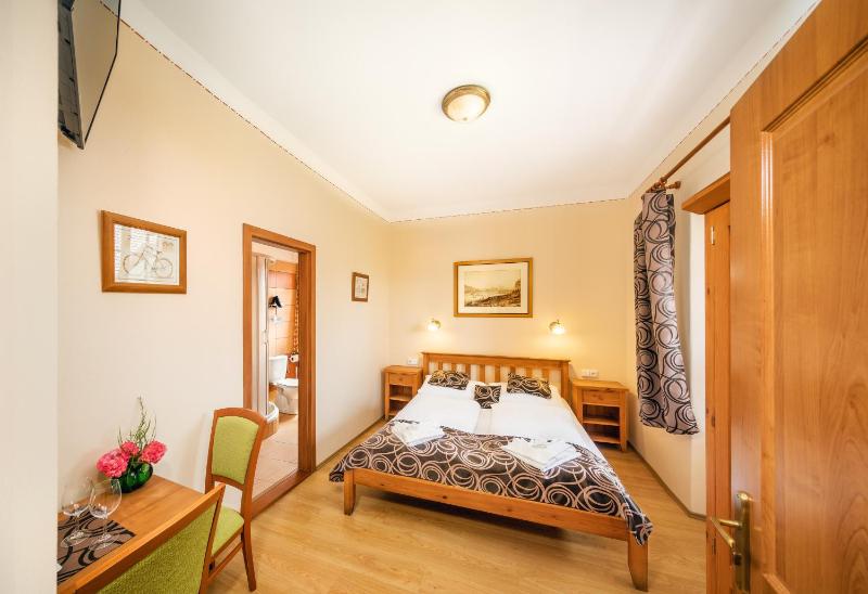 Standard Double Room image 3