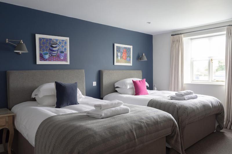 Standard Twin Room image 1