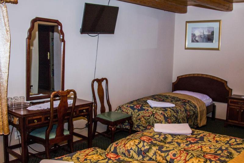 Twin Room image 4