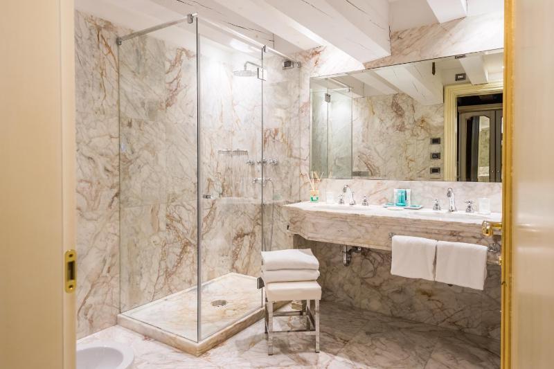 Classic Double Room image 4