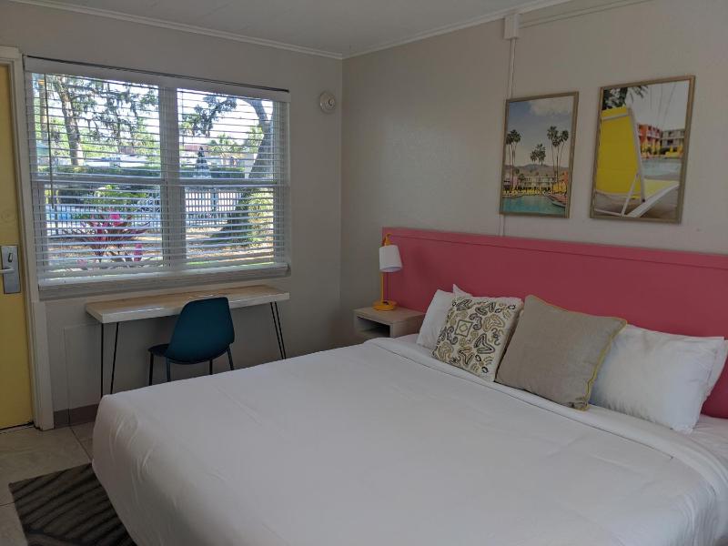 Queen's Court Inn - image 11