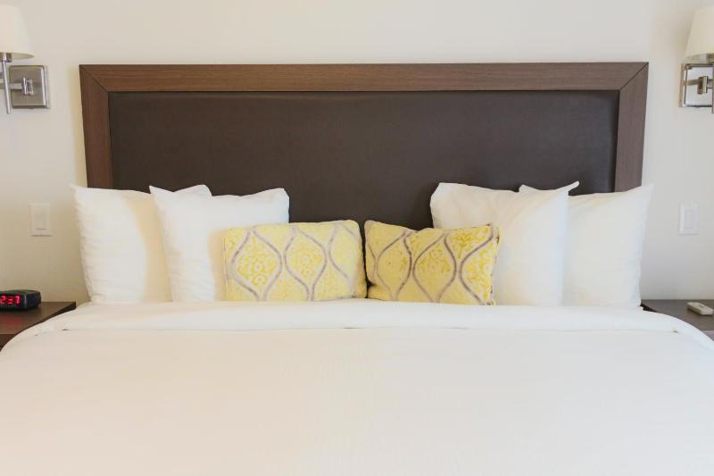 Standard King Room - No Resort Fee image 4