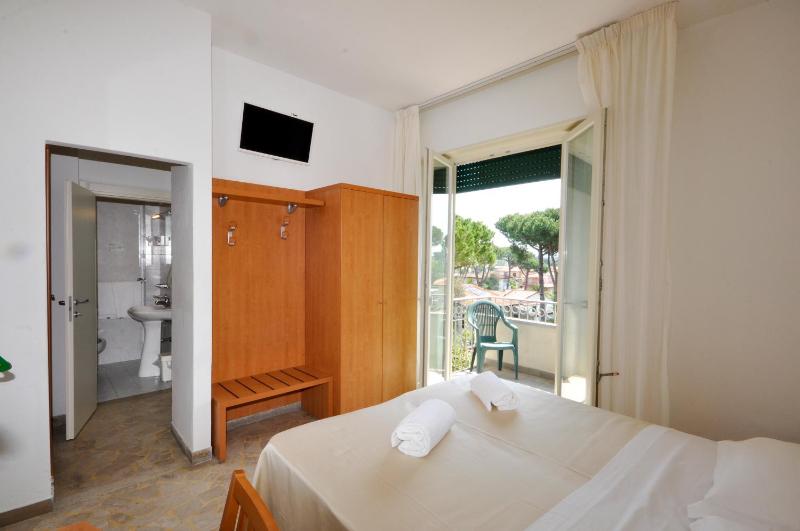Double or Twin Room with Balcony image 4