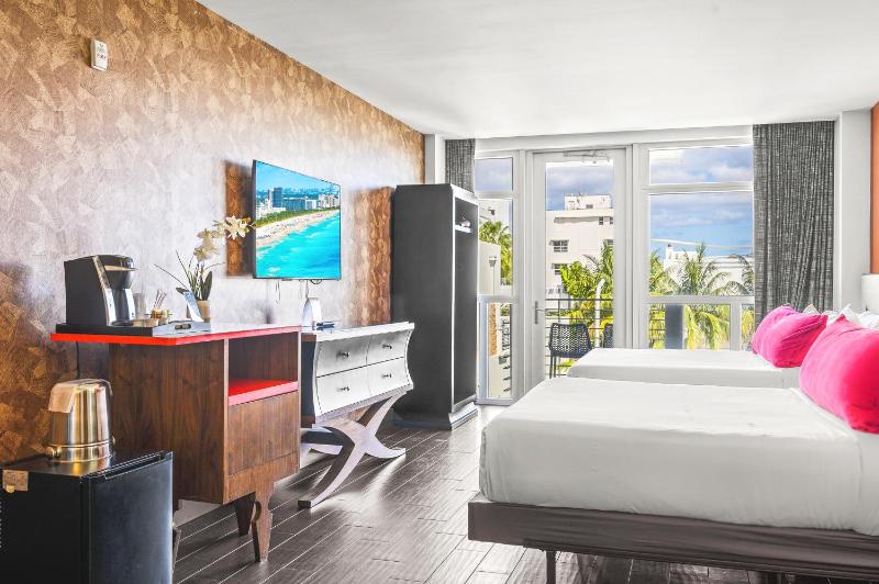 Deluxe Double Room with Balcony image 3