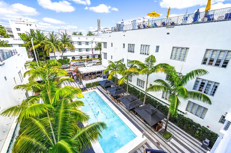 Deluxe Double Room with Balcony image 2