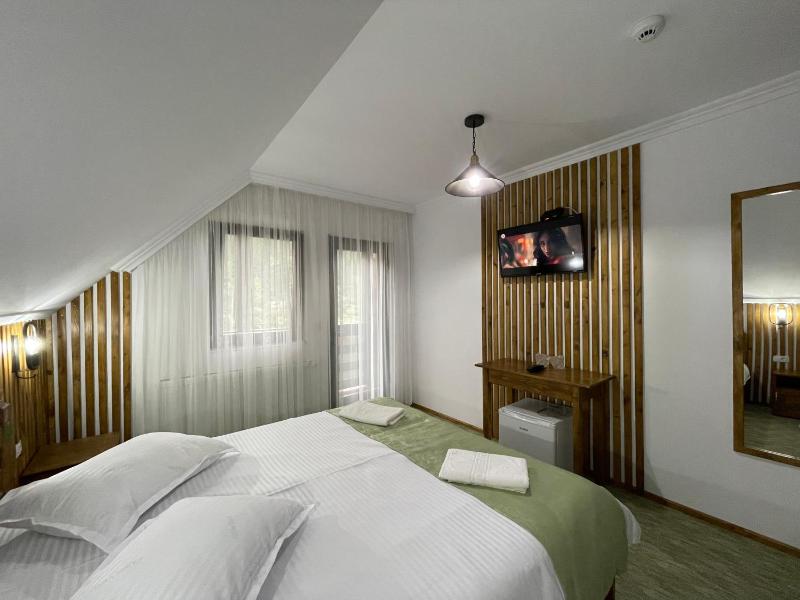 Deluxe Double Room with Balcony image 3