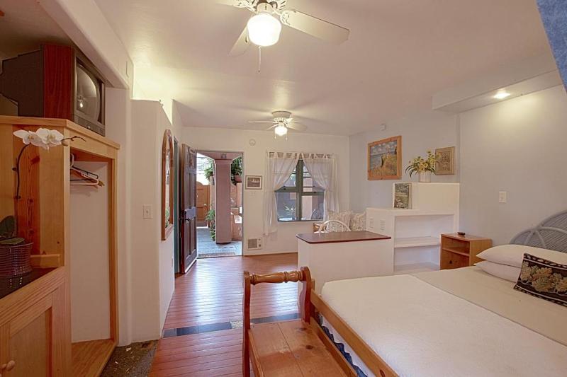 Deluxe Queen Room image 4