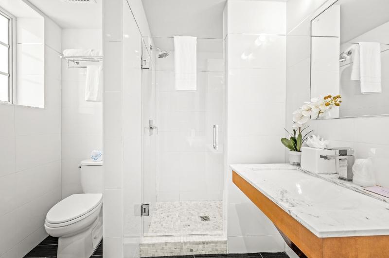 Deluxe King Room image 2
