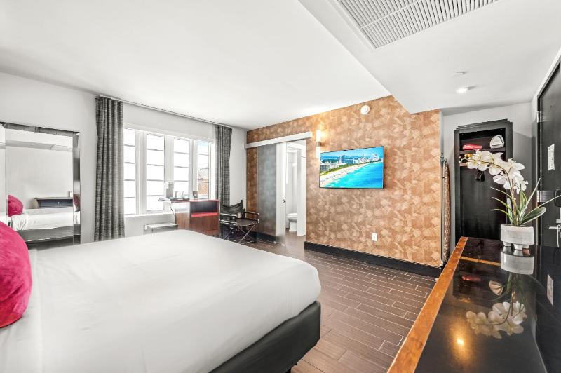Deluxe King Room image 3
