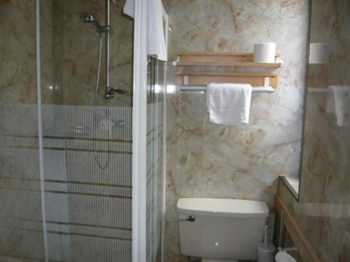 Twin Room on-suite image 2