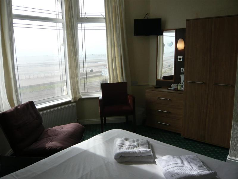 Large Family Room on-suite with Sea View image 3