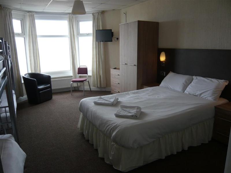 Large Family Room on-suite with Sea View image 3