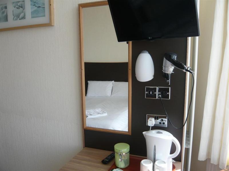 Double Room on-suite with Sea View image 3