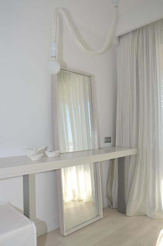 Deluxe Double Room with Sea View image 2