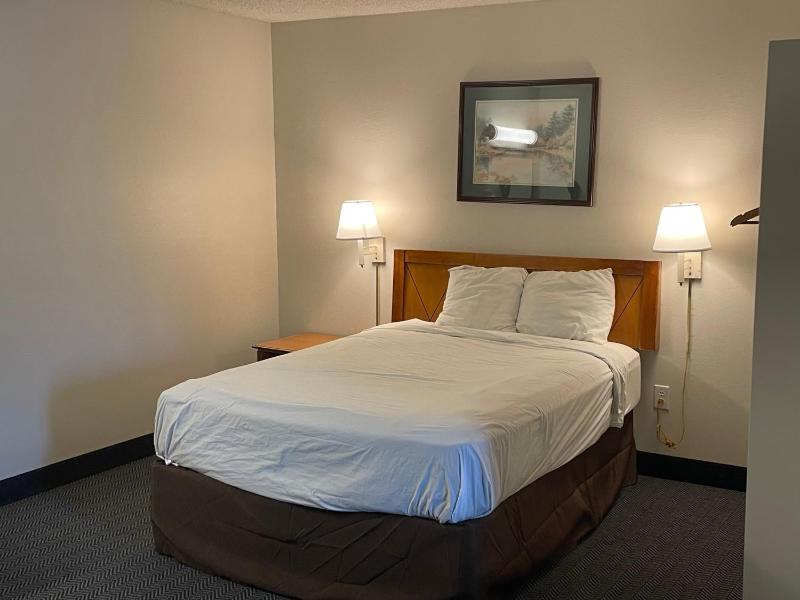 Standard Queen Room image 3