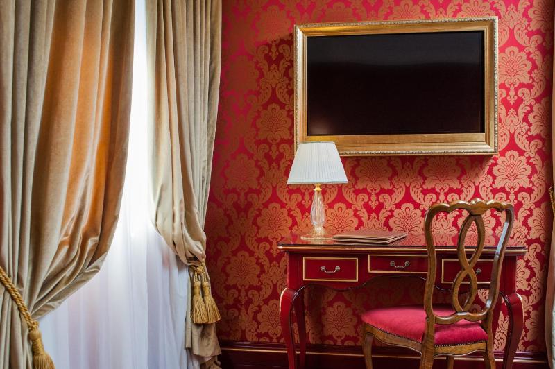 Deluxe Double or Twin Room image 2