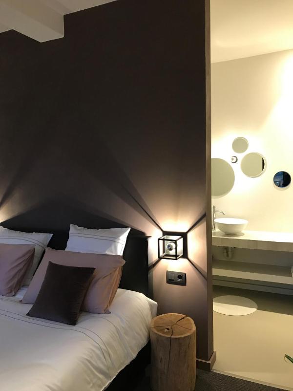 Deluxe King Room image 1